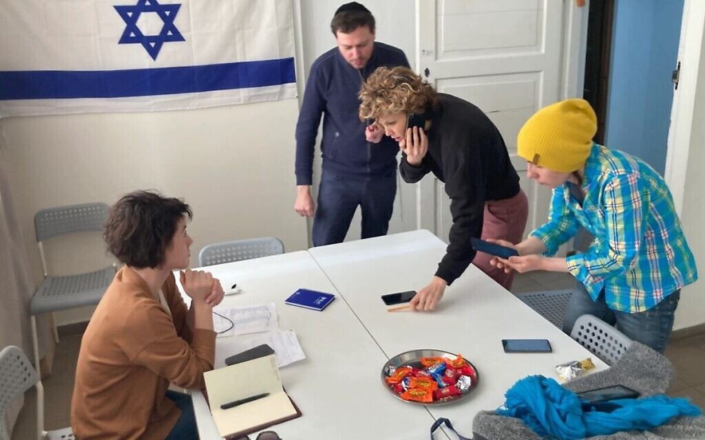 Des bénévoles travaillant ensemble dans un centre de crise de la communauté juive à Varsovie. (Crédit : Toby Axelrod) Des bénévoles travaillant ensemble dans un centre de crise de la communauté juive à Varsovie. (Crédit : Toby Axelrod)