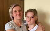 Vika et Ksiusha Korotkova le jour du départ de Ksiusha pour Israël, à Marioupol, en Ukraine, en septembre 2021. (Crédit : Alina Gryadchenko)