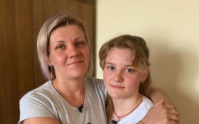 Vika et Ksiusha Korotkova le jour du départ de Ksiusha pour Israël, à Marioupol, en Ukraine, en septembre 2021. (Crédit : Alina Gryadchenko)