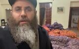Le grand rabbin de la région de Kherson, Yosef Wolff, avec les fournitures qu'il a réussi à apporter à la ville de Kherson depuis la Crimée, le 10 mars 2022. (Autorisation)