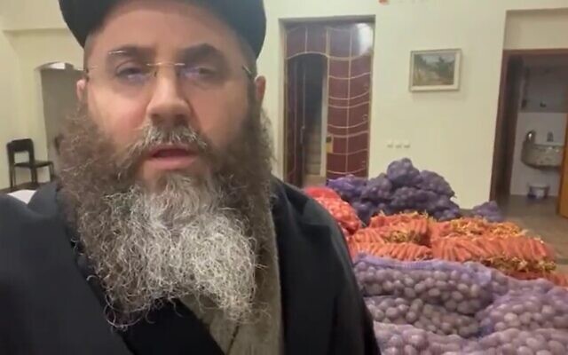 Le grand rabbin de la région de Kherson, Yosef Wolff, avec les fournitures qu'il a réussi à apporter à la ville de Kherson depuis la Crimée, le 10 mars 2022. (Autorisation)