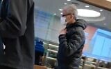 L'oligarque russo-israélien Roman Abramovich est vu à l'aéroport Ben Gurion près de Tel Aviv, le 14 mars 2022. (Crédit : Capture d'écran/Walla)