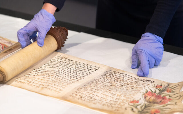Un instantané d'une Méguila d'Esther du 18ème siècle, illustrée par une scribe de 14 ans en Italie, exposée au Musée d'Israël pour Pourim 2022 (Crédit : Israel Museum)