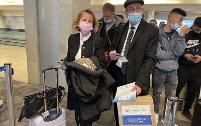 Des passagers à destination de Bucarest, en Roumanie, se portant volontaires pour prendre à bord des boîtes d'aide humanitaire pour les Juifs fuyant l'Ukraine vers la Roumanie, le 14 mars 2022. (Crédit : Sue Surkes/Times of Israel)