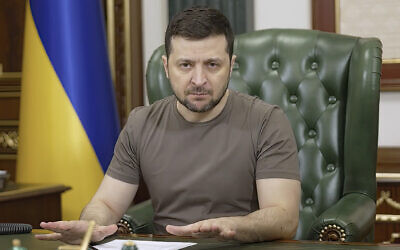 Le Président Volodymyr Zelensky sur une photo tirée d'une vidéo publiée sur Facebook, fournie par le Bureau de presse présidentiel ukrainien, s'exprime à Kiev, en Ukraine, le mardi 15 mars 2022. (Crédit : Bureau de presse présidentiel ukrainien via AP)