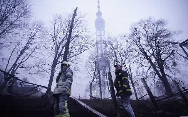 Des combattants ukrainiens sous une tour de télévision dans le cimetière juif situé dans le mémorial de la Shoah de Babi Yar, à Kiev, le 1er mars 2022. (Crédit : State Emergency Service of Ukraine)