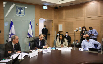 De gauche à droite, le ministre des Affaires de la Diaspora Nachman Shai, le député Gilad Kariv, la ministre de l'Immigration Pnina Tamano-Shata et le directeur-général de son ministère,  Ronen Cohen, lors d'une rencontre de la Commission de la constitution, du droit et de la Justice, le 28 février 2022. (Crédit : Noam Moskowitz/Knesset)