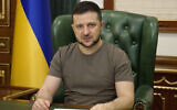 Le président ukrainien Volodymyr Zelensky prononce son discours en visioconférence, le 21 mars 2022. (Crédit : Capture d'écran)