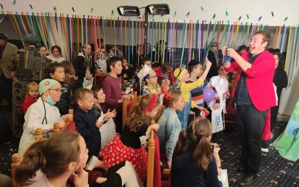 Des enfants ukrainiens fêtent Pourim à Neptun, en Roumanie, le 16 mars 2022. (Crédit : Marcel Gascon Barbera/JTA)
