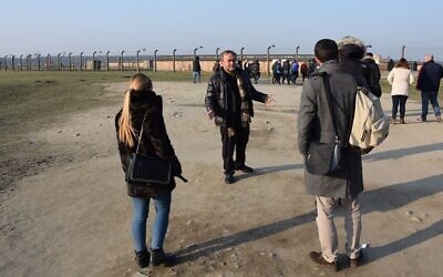 Le père Patrick Desbois, au centre, menant une formation à l'ancien camp de la mort nazi d'Auschwitz-Birkenau en Pologne, janvier 2018 (Yahud In-Unum). Le père Patrick Desbois, au centre, menant une formation à l'ancien camp de la mort nazi d'Auschwitz-Birkenau en Pologne, janvier 2018 (Yahud In-Unum).