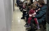Des réfugiés ukrainiens faisant la queue devant le consulat d'Israël à Chisinau, en Moldavie, le 17 mars 2022. (Crédit : Sue Surkes/Times of Israel)