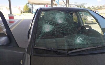 La voiture endommagée par des pierres lancées sur la Route 446 près de la ville de Ni'lin en Cisjordanie, le 22 mars 2022 (Crédit : autorisation)