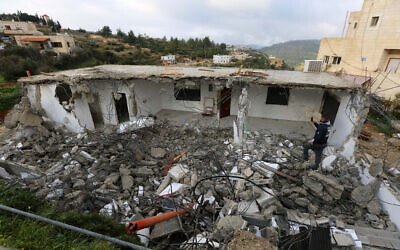 Palestiniens vérifiant les dégâts après que les forces israéliennes ont démoli une maison dans le village d'Al-Walaja près de Jérusalem en Cisjordanie, le 11 février 2019 (Crédit : Wisam Hashlamoun/Flash90)