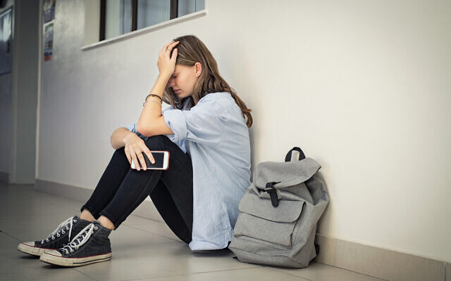 Une adolescente souffrant de dépression. Illustration (Crédit : Ridofranz vis iStock/Getty Images)