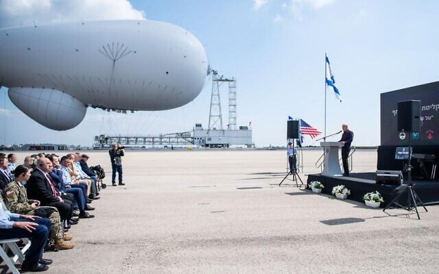 Un dirigeable géant contenant un système radar avancé pour détecter les missiles et les drones entrants, vu lors d'une cérémonie dans le nord d'Israël, le 21 mars 2021. (Crédit : Tsahal)