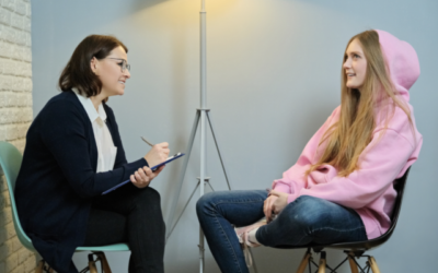 Une adolescente lors d'un rendez-vous avec un psychologue. Illustration (Crédit : iStock/Getty Images)