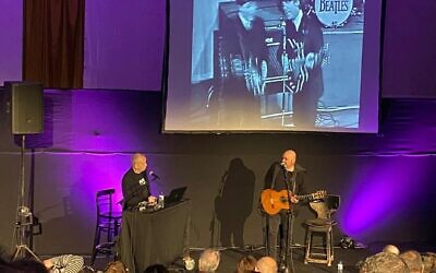 Yoav Kutner, à gauche, et Danny Robas lors de l'événement du 25 février 2022 du Cultural Streams Festival à Jérusalem, qui se poursuivra les 3 et 4 mars et les 10 et 11 mars 2022 (Crédit : Avec l'aimable autorisation de Cultural Streams)