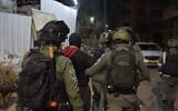 La police arrêtant un suspect en relation avec l'attaque de Hadera, 28 mars 2022 (Crédit : Police israélienne)