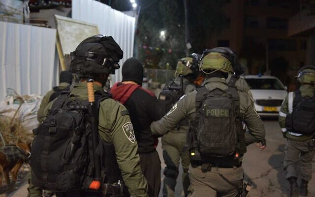 La police arrêtant un suspect en relation avec l'attaque de Hadera, 28 mars 2022 (Crédit : Police israélienne)