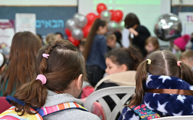 Les réfugiées ukrainiennes Katja, à gauche, et Ira Kapustenyenko à une célébration dans leur nouvelle école à Nof Hagalil, en Israël, le 23 mars 2022. (Crédit : Cnaan Liphshiz/JTA)