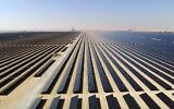 Capture d'écran d'une vidéo non datée publiée par Strategy & Government Communications of Dubai montre la ferme solaire Mohammed bin Rashid Al Maktoum, à environ 50 kilomètres au sud de Dubaï, aux Émirats arabes unis. (Crédit : Strategy & Government Communications of Dubai/AP)