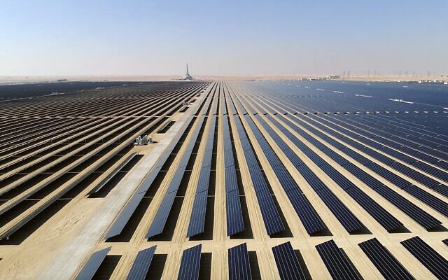 Capture d'écran d'une vidéo non datée publiée par Strategy & Government Communications of Dubai montre la ferme solaire Mohammed bin Rashid Al Maktoum, à environ 50 kilomètres au sud de Dubaï, aux Émirats arabes unis. (Crédit : Strategy & Government Communications of Dubai/AP) Capture d'écran d'une vidéo non datée publiée par Strategy & Government Communications of Dubai montre la ferme solaire Mohammed bin Rashid Al Maktoum, à environ 50 kilomètres au sud de Dubaï, aux Émirats arabes unis. (Crédit : Strategy & Government Communications of Dubai/AP)