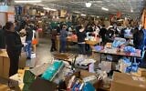 Des rabbins locaux et des volontaires à New York préparent de grandes valises remplies de fournitures médicales, de nourriture et d'aide humanitaire pour les réfugiés à la frontière ukraino-polonaise, dans le cadre d'une mission d'évaluation des besoins des organisations sur le terrain. (Crédit: Avec l'aimable autorisation de l'UJA via JTA)