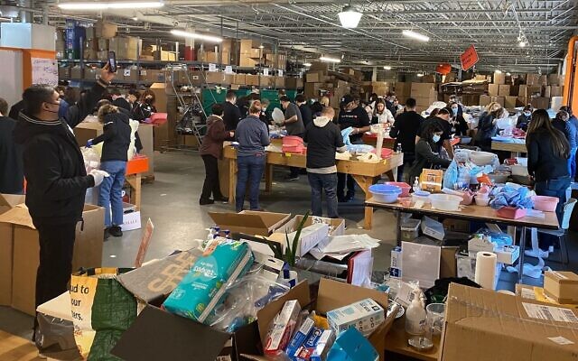 Des rabbins locaux et des volontaires à New York préparent de grandes valises remplies de fournitures médicales, de nourriture et d'aide humanitaire pour les réfugiés à la frontière ukraino-polonaise, dans le cadre d'une mission d'évaluation des besoins des organisations sur le terrain. (Crédit: Avec l'aimable autorisation de l'UJA via JTA)