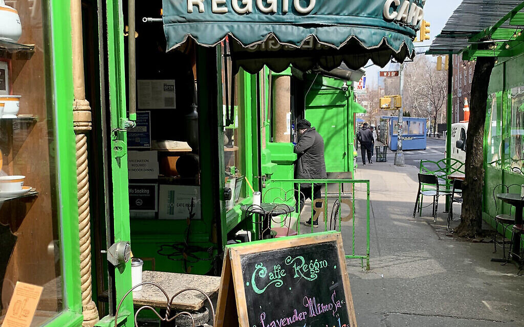 Le Caffe Reggio, où Domenico Parisi a introduit le premier cappuccino en Amérique (avec l’aimable autorisation de Jackie Hajdenberg / JTA)