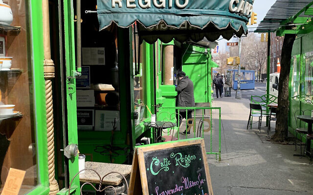 Le Caffe Reggio, où Domenico Parisi a introduit le premier cappuccino en Amérique (avec l’aimable autorisation de Jackie Hajdenberg / JTA)