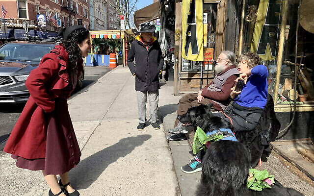 Jeff Slatnick, propriétaire du Music Inn, est souvent assis à l’extérieur du magasin. Il est un fan de « The Marvelous Mrs. Maisel ». (Avec l’aimable autorisation de Jackie Hajdenberg/JTA)