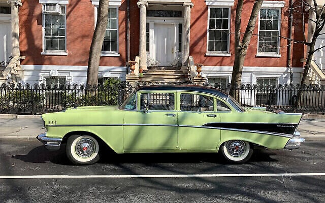 La Chevrolet Bel Air 1957 vert citron utilisée dans "The Marvelous Mrs. Maisel Sites Tour" . (Jackie Hajdenberg / JTA)