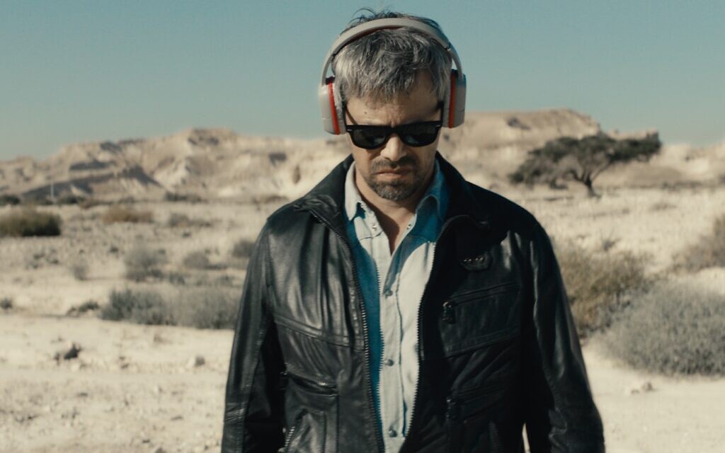 Un réalisateur israélien nommé "Y" (Avshalom Pollak) prend une série de décisions radicales dans le film "Le Genou d'Ahed", écrit et réalisé par Nadav Lapid. (Crédit : Kino Lorber/ via JTA) Un réalisateur israélien nommé "Y" (Avshalom Pollak) prend une série de décisions radicales dans le film "Le Genou d'Ahed", écrit et réalisé par Nadav Lapid. (Crédit : Kino Lorber/ via JTA)
