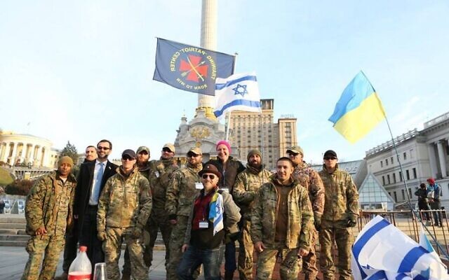 Tzvi Arieli en 2015 avec d'autres Ukrainiens et Israéliens qui ont participé à l'entraînement militaire qu'il a proposé. (Crédit : Autorisation d'Arieli / via JTA)
