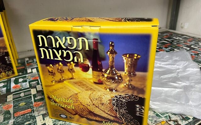 Les usines ukrainiennes fournissent de la matzah shmura aux communautés juives de tout l'ancien monde soviétique en plus de leurs clients aux États-Unis, en Israël et en Europe occidentale. (Crédit : Avec l'aimable autorisation de Meyer Stambler/via JTA)