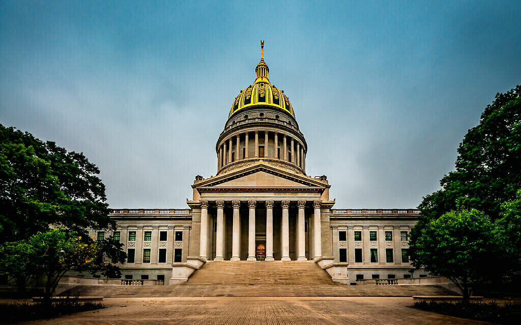 Le West Virginia State Capitol abrite l’Assemblée législative de Virginie occidentale et le bureau du gouverneur de Virginie occidentale. (Bill Dickinson via Creative Commons / JTA) Le West Virginia State Capitol abrite l’Assemblée législative de Virginie occidentale et le bureau du gouverneur de Virginie occidentale. (Bill Dickinson via Creative Commons / JTA)