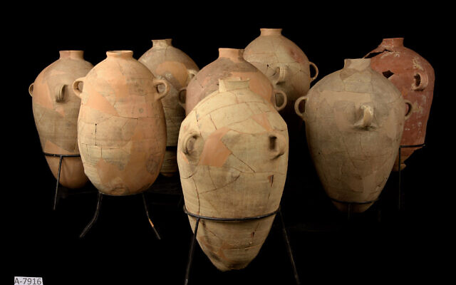Des jarres du 6e siècle avant l'ère commune après leur restauration. (Crédit :Dafna Gazit/Israel Antiquities Authority) Des jarres du 6e siècle avant l'ère commune après leur restauration. (Crédit :Dafna Gazit/Israel Antiquities Authority)