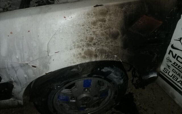 Un véhicule incendié lors d'un apparent crime de haine dans le village palestinien d'Asira al-Qibliya, au nord de la Cisjordanie, le 30 mars 2022. (Crédit : Autorisation)