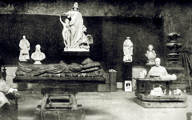 Une exposition d'artistes juifs américains prévue par l'université de Princeton en 2022 devait présenter Ezekiel (à gauche) et une statue basée sur la "Religious Liberty" (Liberté religieuse) (au centre), mais elle a été abandonnée en raison de son soutien de toujours à la Confédération. L’atelier du sculpteur à Rome en 1909. (Crédit : Domaine public/JTA)