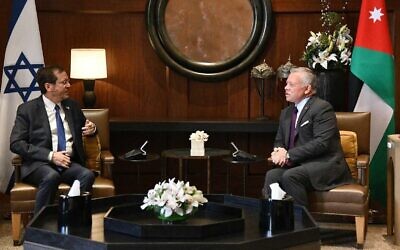Le président Isaac Herzog (à gauche) et le roi Abdallah II de Jordanie au palais Al Husseiniya à Amman, en Jordanie, le 30 mars 2022. (Crédit : Haim Zach/GPO)