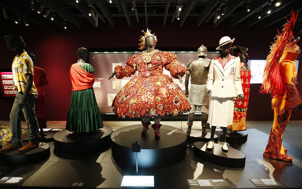 Des invités prennant des photos dans l'exposition de costumes du musée de l'Académie à Los Angeles, le 30 septembre 2021. (Crédit: Al Seib/Los Angeles Times via Getty Images/ via JTA)