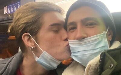 Nerya et Kaiwin, un couple homosexuel agressé à Jérusalem, en mars 2022. (Crédit : Agudah)