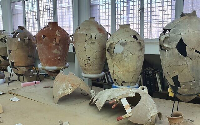 Des jarres du 6e siècle avant l'ère commune restaurées dans les laboratoires de l'Autorité israélienne des antiquités sous la direction de Joseph Bocangolz, spécialiste en restauration. (Crédit :Ortal Chalaf/IAA) Des jarres du 6e siècle avant l'ère commune restaurées dans les laboratoires de l'Autorité israélienne des antiquités sous la direction de Joseph Bocangolz, spécialiste en restauration. (Crédit :Ortal Chalaf/IAA)