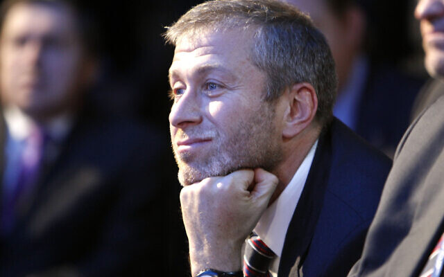 L'homme d'affaires russe Roman Abramovich lors d'une conférence de presse de Vladimir Poutine annonçant que la Russie accueillera la Coupe du monde de football en 2018 à Zurich, en Suisse, le 2 décembre 2010. (Crédit : AP Photo/Anja Niedringhaus) L'homme d'affaires russe Roman Abramovich lors d'une conférence de presse de Vladimir Poutine annonçant que la Russie accueillera la Coupe du monde de football en 2018 à Zurich, en Suisse, le 2 décembre 2010. (Crédit : AP Photo/Anja Niedringhaus)