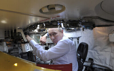 Le Premier ministre russe Vladimir Poutine dans un tank  T-90AM lors d'un salon militaire à Nizhniy Tagil, dans l'Oural, le 9 septembre 2011. (Crédit : AP Photo/RIA Novosti, Alexei Druzhinin, pool)