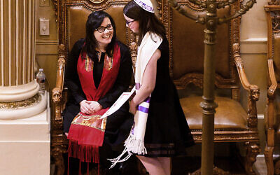 Illustration : Le rabbin Jacqueline Mates-Muchin sourit à Hanna Raskin lors de sa bat mitzvah au Temple Sinai à Oakland, en Californie, le 1er février 2020(Crédit : AP/Noah Berger)