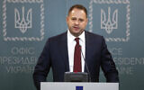 Le chef de cabinet ukrainien Andriy Yermak lors d'une conférence de presse à Kiev, en Ukraine, le 12 février 2022. (Crédit : Ukrainian Presidential Press Office via AP)