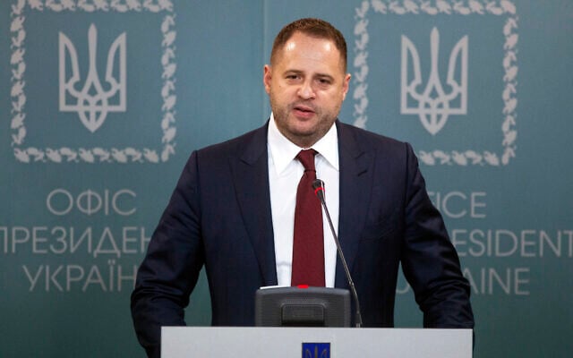 Le chef de cabinet ukrainien Andriy Yermak lors d'une conférence de presse à Kiev, en Ukraine, le 12 février 2022. (Crédit : Ukrainian Presidential Press Office via AP)