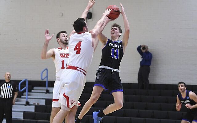 Le défenseur de l'équipe Yeshiva, Ryan Turell (numéro 11), effectue un tir par-dessus l’attaquant du Worcester Polytechnic Institute, Jake Wisniewski (numéro 4), pendant la deuxième moitié d’un match de basketball collégial DIII de la NCAA sans spectateurs, le 6 mars 2020, à Baltimore, Md. (AP Photo/Terrance Williams) Le défenseur de l'équipe Yeshiva, Ryan Turell (numéro 11), effectue un tir par-dessus l’attaquant du Worcester Polytechnic Institute, Jake Wisniewski (numéro 4), pendant la deuxième moitié d’un match de basketball collégial DIII de la NCAA sans spectateurs, le 6 mars 2020, à Baltimore, Md. (AP Photo/Terrance Williams)