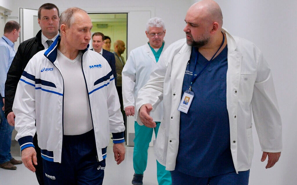 Photo d'illustration : Vladimir Poutine, au centre, et Denis Protsenko, directeur de l'hôpital Kommunarka, dans l'hôpital, le 23 mars 2020. (Crédit : Alexei Druzhinin, Sputnik, Kremlin Pool Photo via AP, File)